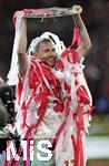 10.05.2025, Fussball 1. Bundesliga 2024/2025, 33. Spieltag, FC Bayern Mnchen - Borussia Mnchengladbach, in der Allianz-Arena Mnchen. der FC Bayern Feiert den Gewinn der Deutschen Meisterschaft, Konrad Laimer (Bayern Mnchen) mit der Meisterschale

