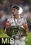 10.05.2025, Fussball 1. Bundesliga 2024/2025, 33. Spieltag, FC Bayern Mnchen - Borussia Mnchengladbach, in der Allianz-Arena Mnchen. der FC Bayern Feiert den Gewinn der Deutschen Meisterschaft, Aleksandar Pavlovic (Bayern Mnchen) mit der Meisterschale

