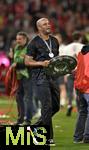 10.05.2025, Fussball 1. Bundesliga 2024/2025, 33. Spieltag, FC Bayern Mnchen - Borussia Mnchengladbach, in der Allianz-Arena Mnchen. der FC Bayern Feiert den Gewinn der Deutschen Meisterschaft, Trainer Vincent Kompany (re., Bayern Mnchen) mit der Meisterschale

