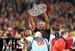 10.05.2025, Fussball 1. Bundesliga 2024/2025, 33. Spieltag, FC Bayern Mnchen - Borussia Mnchengladbach, in der Allianz-Arena Mnchen. der FC Bayern Feiert den Gewinn der Deutschen Meisterschaft, Trainer Vincent Kompany (re., Bayern Mnchen) mit der Meisterschale

