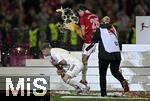10.05.2025, Fussball 1. Bundesliga 2024/2025, 33. Spieltag, FC Bayern Mnchen - Borussia Mnchengladbach, in der Allianz-Arena Mnchen. der FC Bayern Feiert den Gewinn der Deutschen Meisterschaft, Thomas Mller (re., Bayern Mnchen) verpasst Joshua Kimmich (li., Bayern Mnchen) eine Bierdusche

