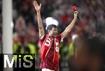 10.05.2025, Fussball 1. Bundesliga 2024/2025, 33. Spieltag, FC Bayern Mnchen - Borussia Mnchengladbach, in der Allianz-Arena Mnchen. der FC Bayern Feiert den Gewinn der Deutschen Meisterschaft, Thomas Mller (Bayern Mnchen) verabschiedet sich

