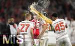 10.05.2025, Fussball 1. Bundesliga 2024/2025, 33. Spieltag, FC Bayern Mnchen - Borussia Mnchengladbach, in der Allianz-Arena Mnchen. der FC Bayern Feiert den Gewinn der Deutschen Meisterschaft, Aleksandar Pavlovic (mi., Bayern Mnchen) verpasst Josip Stanisic (re., Bayern Mnchen) eine Bierdusche

