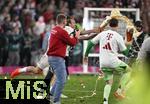 10.05.2025, Fussball 1. Bundesliga 2024/2025, 33. Spieltag, FC Bayern Mnchen - Borussia Mnchengladbach, in der Allianz-Arena Mnchen. der FC Bayern Feiert den Gewinn der Deutschen Meisterschaft, Harry Kane (Bayern Mnchen) mit einer Bierdusche

