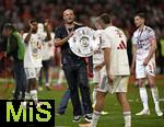 10.05.2025, Fussball 1. Bundesliga 2024/2025, 33. Spieltag, FC Bayern Mnchen - Borussia Mnchengladbach, in der Allianz-Arena Mnchen. der FC Bayern Feiert den Gewinn der Deutschen Meisterschaft, Trainer Vincent Kompany (re., Bayern Mnchen) mit der Meisterschale

