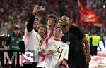 10.05.2025, Fussball 1. Bundesliga 2024/2025, 33. Spieltag, FC Bayern Mnchen - Borussia Mnchengladbach, in der Allianz-Arena Mnchen. der FC Bayern Feiert den Gewinn der Deutschen Meisterschaft, Selfie mit Trainer Vincent Kompany (Bayern Mnchen)

