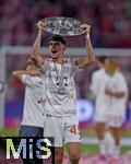 10.05.2025, Fussball 1. Bundesliga 2024/2025, 33. Spieltag,  FC Bayern Mnchen - Borussia Mnchengladbach, in der Allianz-Arena Mnchen. Aleksandar Pavlovic (Bayern Mnchen)  reckt die Schale in die Hhe.

