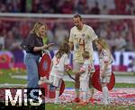 10.05.2025, Fussball 1. Bundesliga 2024/2025, 33. Spieltag,  FC Bayern Mnchen - Borussia Mnchengladbach, in der Allianz-Arena Mnchen. Harry Kane (FC Bayern Mnchen) mit seiner Familie.

