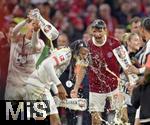 10.05.2025, Fussball 1. Bundesliga 2024/2025, 33. Spieltag,  FC Bayern Mnchen - Borussia Mnchengladbach, in der Allianz-Arena Mnchen. v.l. Jamal Musiala (FC Bayern Mnchen) ,  Michael Olise (FC Bayern Mnchen) und Thomas Mller (FC Bayern Mnchen) jubeln mit Bier

