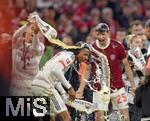 10.05.2025, Fussball 1. Bundesliga 2024/2025, 33. Spieltag,  FC Bayern Mnchen - Borussia Mnchengladbach, in der Allianz-Arena Mnchen. v.l. Jamal Musiala (FC Bayern Mnchen) ,  Michael Olise (FC Bayern Mnchen) und Thomas Mller (FC Bayern Mnchen) jubeln mit Bier

