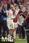 10.05.2025, Fussball 1. Bundesliga 2024/2025, 33. Spieltag,  FC Bayern Mnchen - Borussia Mnchengladbach, in der Allianz-Arena Mnchen. Michael Olise (FC Bayern Mnchen) und Thomas Mller (FC Bayern Mnchen) jubeln mit Bier

