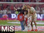 10.05.2025, Fussball 1. Bundesliga 2024/2025, 33. Spieltag,  FC Bayern Mnchen - Borussia Mnchengladbach, in der Allianz-Arena Mnchen. Harry Kane (FC Bayern Mnchen) mit seiner Familie.

