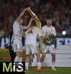 10.05.2025, Fussball 1. Bundesliga 2024/2025, 33. Spieltag,  FC Bayern Mnchen - Borussia Mnchengladbach, in der Allianz-Arena Mnchen. Leon Goretzka (FC Bayern Mnchen) bergiet Harry Kane (FC Bayern Mnchen) 

