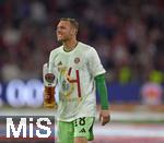 10.05.2025, Fussball 1. Bundesliga 2024/2025, 33. Spieltag,  FC Bayern Mnchen - Borussia Mnchengladbach, in der Allianz-Arena Mnchen. Torwart Daniel Peretz (FC Bayern Mnchen) mit Bier

