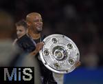 10.05.2025, Fussball 1. Bundesliga 2024/2025, 33. Spieltag,  FC Bayern Mnchen - Borussia Mnchengladbach, in der Allianz-Arena Mnchen. Trainer Vincent Kompany (FC Bayern Mnchen) feiert mit Schale

