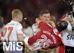 10.05.2025, Fussball 1. Bundesliga 2024/2025, 33. Spieltag,  FC Bayern Mnchen - Borussia Mnchengladbach, in der Allianz-Arena Mnchen. Konrad Laimer (FC Bayern Mnchen) bergiet Thomas Mller (FC Bayern Mnchen) und Leon Goretzka (FC Bayern Mnchen) 

