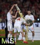 10.05.2025, Fussball 1. Bundesliga 2024/2025, 33. Spieltag,  FC Bayern Mnchen - Borussia Mnchengladbach, in der Allianz-Arena Mnchen. Leon Goretzka (FC Bayern Mnchen) bergiet Harry Kane (FC Bayern Mnchen) 

