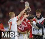 10.05.2025, Fussball 1. Bundesliga 2024/2025, 33. Spieltag,  FC Bayern Mnchen - Borussia Mnchengladbach, in der Allianz-Arena Mnchen. Konrad Laimer (FC Bayern Mnchen) bergiet Thomas Mller (FC Bayern Mnchen) und Leon Goretzka (FC Bayern Mnchen) 

