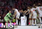 10.05.2025, Fussball 1. Bundesliga 2024/2025, 33. Spieltag,  FC Bayern Mnchen - Borussia Mnchengladbach, in der Allianz-Arena Mnchen. Thomas Mller (FC Bayern Mnchen) kriegt hier die Schale von Torwart Manuel Neuer (FC Bayern Mnchen) 

