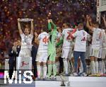 10.05.2025, Fussball 1. Bundesliga 2024/2025, 33. Spieltag,  FC Bayern Mnchen - Borussia Mnchengladbach, in der Allianz-Arena Mnchen. Harry Kane (FC Bayern Mnchen) streckt die Schale in die Hhe

