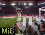10.05.2025, Fussball 1. Bundesliga 2024/2025, 33. Spieltag,  FC Bayern Mnchen - Borussia Mnchengladbach, in der Allianz-Arena Mnchen. Harry Kane (FC Bayern Mnchen) prsentiert den Fotografen die Meisterschale.


