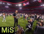 10.05.2025, Fussball 1. Bundesliga 2024/2025, 33. Spieltag,  FC Bayern Mnchen - Borussia Mnchengladbach, in der Allianz-Arena Mnchen. Trainer Vincent Kompany (FC Bayern Mnchen) prsentiert den Fotografen die Meisterschale.

