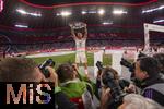 10.05.2025, Fussball 1. Bundesliga 2024/2025, 33. Spieltag,  FC Bayern Mnchen - Borussia Mnchengladbach, in der Allianz-Arena Mnchen. Harry Kane (FC Bayern Mnchen) prsentiert den Fotografen die Meisterschale.

