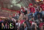 10.05.2025, Fussball 1. Bundesliga 2024/2025, 33. Spieltag,  FC Bayern Mnchen - Borussia Mnchengladbach, in der Allianz-Arena Mnchen. Meisterfeier: Thomas Mller (FC Bayern Mnchen) gibt die Schale den Fans in der Sdkurve.


