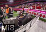 10.05.2025, Fussball 1. Bundesliga 2024/2025, 33. Spieltag,  FC Bayern Mnchen - Borussia Mnchengladbach, in der Allianz-Arena Mnchen. Thomas Mller (FC Bayern Mnchen) geht nach der Meisterfeier die Treppen zu den Kabinen hinunter, sein letzter Gang als Spieler in der Arena.

