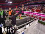 10.05.2025, Fussball 1. Bundesliga 2024/2025, 33. Spieltag,  FC Bayern Mnchen - Borussia Mnchengladbach, in der Allianz-Arena Mnchen. Thomas Mller (FC Bayern Mnchen) geht nach der Meisterfeier die Treppen zu den Kabinen hinunter, sein letzter Gang als Spieler in der Arena.

