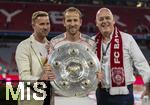 10.05.2025, Fussball 1. Bundesliga 2024/2025, 33. Spieltag,  FC Bayern Mnchen - Borussia Mnchengladbach, in der Allianz-Arena Mnchen. Meisterfeier, Harry Kane (FC Bayern Mnchen) mit Meisterschale und Familie,  Bruder Charlie Kane (li)  und Vater Pat Kane (re)

