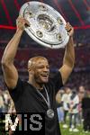 10.05.2025, Fussball 1. Bundesliga 2024/2025, 33. Spieltag,  FC Bayern Mnchen - Borussia Mnchengladbach, in der Allianz-Arena Mnchen. Meisterfeier, Trainer Vincent Kompany (FC Bayern Mnchen) mit der Meisterschale


