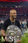 10.05.2025, Fussball 1. Bundesliga 2024/2025, 33. Spieltag,  FC Bayern Mnchen - Borussia Mnchengladbach, in der Allianz-Arena Mnchen. Meisterfeier, Trainer Vincent Kompany (FC Bayern Mnchen) mit der Meisterschale

