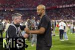 10.05.2025, Fussball 1. Bundesliga 2024/2025, 33. Spieltag,  FC Bayern Mnchen - Borussia Mnchengladbach, in der Allianz-Arena Mnchen. Meisterfeier, Fotograf Gnter Schiffmann (li) gibt Trainer Vincent Kompany (FC Bayern Mnchen) die Meisterschale fr ein Foto.

