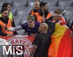 10.05.2025, Fussball 1. Bundesliga 2024/2025, 33. Spieltag,  FC Bayern Mnchen - Borussia Mnchengladbach, in der Allianz-Arena Mnchen. Trainer Vincent Kompany (FC Bayern Mnchen) mit Landsmnner

