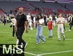 10.05.2025, Fussball 1. Bundesliga 2024/2025, 33. Spieltag,  FC Bayern Mnchen - Borussia Mnchengladbach, in der Allianz-Arena Mnchen. Trainer Vincent Kompany (FC Bayern Mnchen) mit Kind

