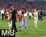 10.05.2025, Fussball 1. Bundesliga 2024/2025, 33. Spieltag,  FC Bayern Mnchen - Borussia Mnchengladbach, in der Allianz-Arena Mnchen. Trainer Vincent Kompany (FC Bayern Mnchen) mit Kind

