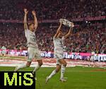 10.05.2025, Fussball 1. Bundesliga 2024/2025, 33. Spieltag,  FC Bayern Mnchen - Borussia Mnchengladbach, in der Allianz-Arena Mnchen. v.l. Leon Goretzka (FC Bayern Mnchen) und Aleksandar Pavlovic (Bayern Mnchen)  recken die Schale in die Hhe

