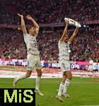 10.05.2025, Fussball 1. Bundesliga 2024/2025, 33. Spieltag,  FC Bayern Mnchen - Borussia Mnchengladbach, in der Allianz-Arena Mnchen. v.l. Leon Goretzka (FC Bayern Mnchen) und Aleksandar Pavlovic (Bayern Mnchen)  recken die Schale in die Hhe

