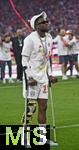 10.05.2025, Fussball 1. Bundesliga 2024/2025, 33. Spieltag,  FC Bayern Mnchen - Borussia Mnchengladbach, in der Allianz-Arena Mnchen. Alphonso Davies (FC Bayern Mnchen) cool mit Krcken.

