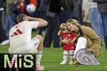 10.05.2025, Fussball 1. Bundesliga 2024/2025, 33. Spieltag,  FC Bayern Mnchen - Borussia Mnchengladbach, in der Allianz-Arena Mnchen. Eric Dier (FC Bayern Mnchen) fotografiert seine Familie.

