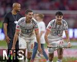 10.05.2025, Fussball 1. Bundesliga 2024/2025, 33. Spieltag,  FC Bayern Mnchen - Borussia Mnchengladbach, in der Allianz-Arena Mnchen. v.l. Trainer Vincent Kompany (FC Bayern Mnchen), Leon Goretzka (FC Bayern Mnchen) und Aleksandar Pavlovic (Bayern Mnchen)  mit der Schale,

