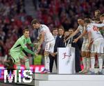 10.05.2025, Fussball 1. Bundesliga 2024/2025, 33. Spieltag,  FC Bayern Mnchen - Borussia Mnchengladbach, in der Allianz-Arena Mnchen. Thomas Mller (FC Bayern Mnchen)  bekommt hier die Schale von Torwart Manuel Neuer (FC Bayern Mnchen) 

