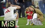 10.05.2025, Fussball 1. Bundesliga 2024/2025, 33. Spieltag,  FC Bayern Mnchen - Borussia Mnchengladbach, in der Allianz-Arena Mnchen. Eric Dier (FC Bayern Mnchen) macht ein Foto von seiner Familie.

