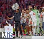 10.05.2025, Fussball 1. Bundesliga 2024/2025, 33. Spieltag,  FC Bayern Mnchen - Borussia Mnchengladbach, in der Allianz-Arena Mnchen. Trainer Vincent Kompany (FC Bayern Mnchen) streckt die Schale in die Hhe.

