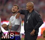 10.05.2025, Fussball 1. Bundesliga 2024/2025, 33. Spieltag,  FC Bayern Mnchen - Borussia Mnchengladbach, in der Allianz-Arena Mnchen. Trainer Vincent Kompany (FC Bayern Mnchen) lehnt sich an

