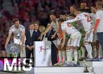 10.05.2025, Fussball 1. Bundesliga 2024/2025, 33. Spieltag,  FC Bayern Mnchen - Borussia Mnchengladbach, in der Allianz-Arena Mnchen. Thomas Mller (FC Bayern Mnchen)  stemmt die Schale in die Hhe.

