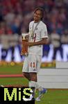10.05.2025, Fussball 1. Bundesliga 2024/2025, 33. Spieltag,  FC Bayern Mnchen - Borussia Mnchengladbach, in der Allianz-Arena Mnchen. Jonah Kusi-Asare (Bayern Mnchen) mit Paulaner Bier.

