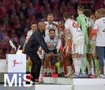 10.05.2025, Fussball 1. Bundesliga 2024/2025, 33. Spieltag,  FC Bayern Mnchen - Borussia Mnchengladbach, in der Allianz-Arena Mnchen. Trainer Vincent Kompany (FC Bayern Mnchen) mit der Schale iund Vogel auf dem Podest.


