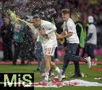 10.05.2025, Fussball 1. Bundesliga 2024/2025, 33. Spieltag,  FC Bayern Mnchen - Borussia Mnchengladbach, in der Allianz-Arena Mnchen. Leroy Sane (Bayern Mnchen) wird mit Bier beschttet,

